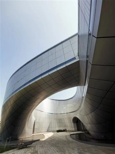 Alumīnija griestu 2,0 mm neregulāra caurumošana alumīnija finiera Guangzhou Tianhe pilsētas modelēšana
